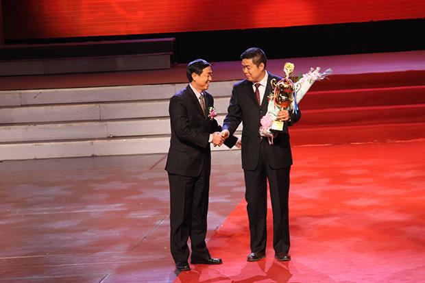 半岛在线体育获“富民兴农标杆企业”殊荣